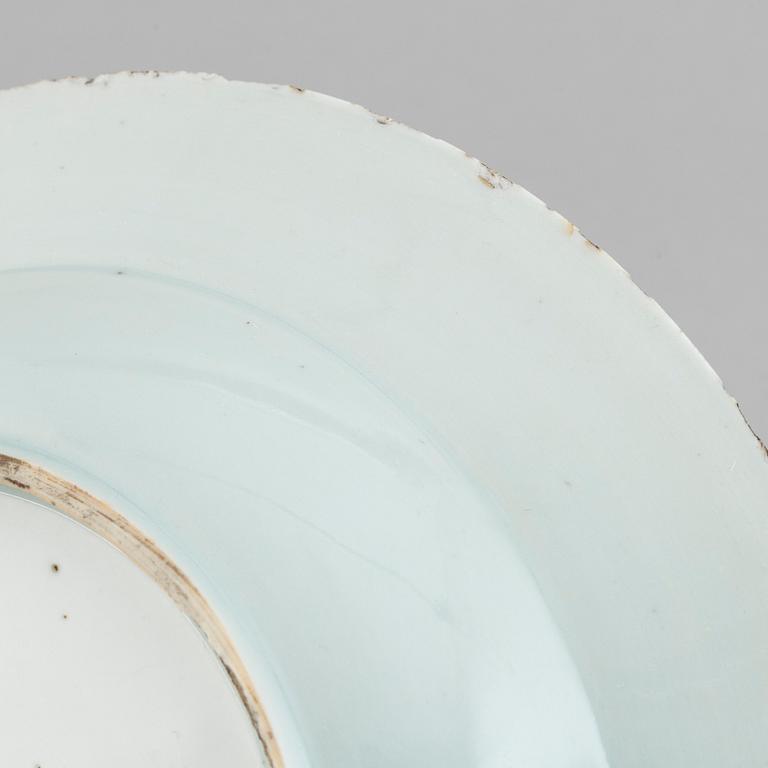 Five blue and white and imari export porcelain plates, Qing dynasty, Qianlong (1736-95).