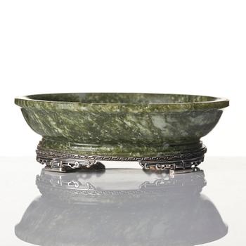 Skål, grön sten, med silvermontering, sen Qingdynasti / omkring 1900.