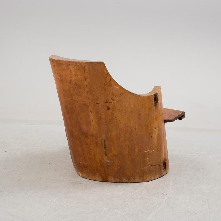 A tree trunk chair from the 20th century.