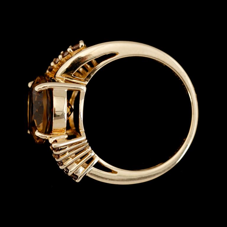 RING, 14K guld och gultonad kvarts. Total vikt ca 4 g.