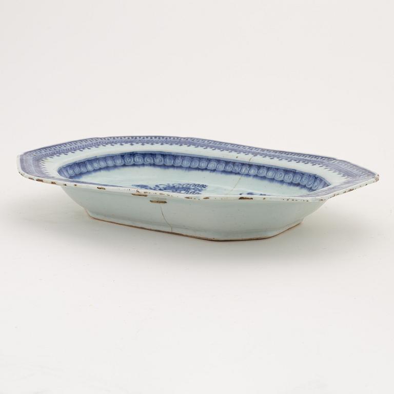 A blue and white vase and a tureen stand, Qing dynasty, Qianlong (1736-95).