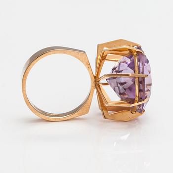 Elis Kauppi, A 14K gold and amethyst ring. Kupittaan kulta, Turku.