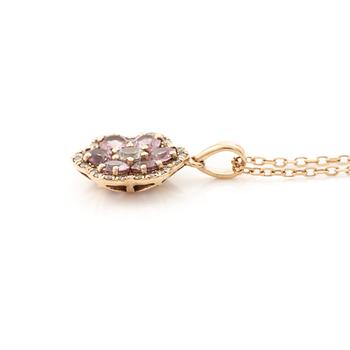 Collier, 18K guld med hänge i form av blomma med rosa safirer, vit mittsten och små diamanter.