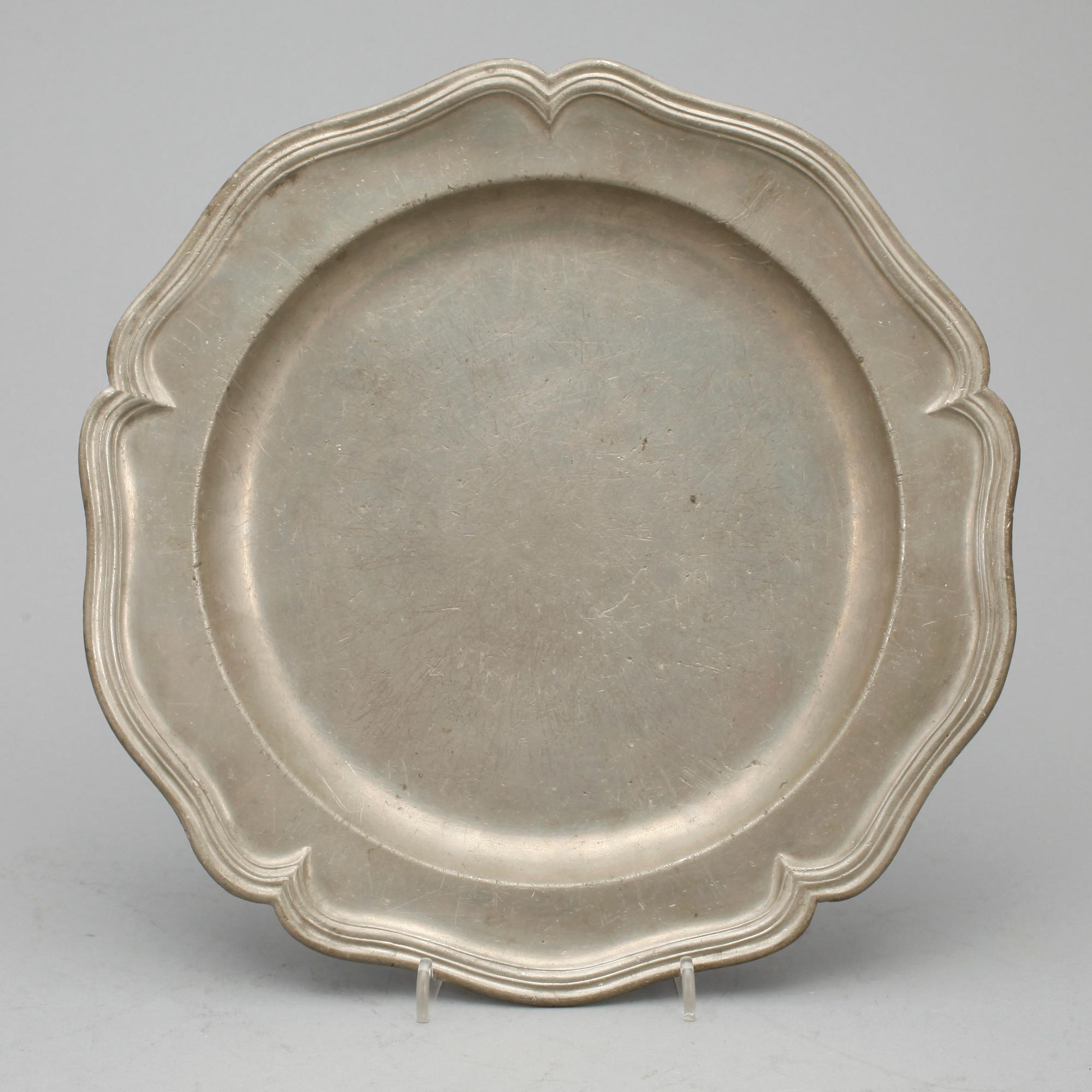 FAT, tenn, rokoko, otydliga stämplar, troligen Stockholm, 1700-tal.
