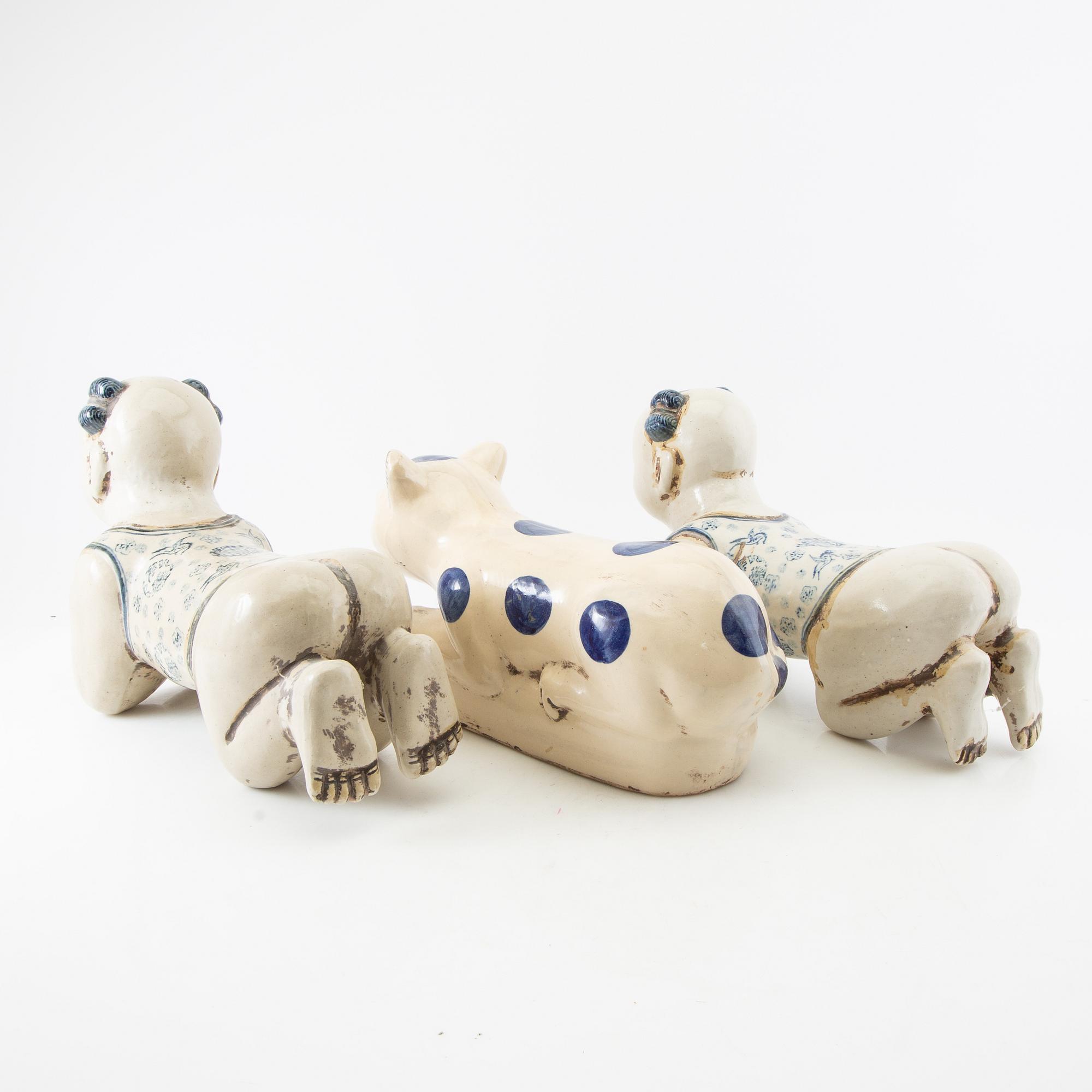 Head cushions 3 pcs China 20th century porcelain.