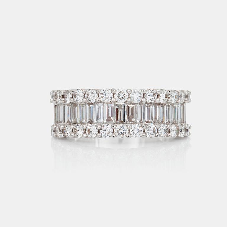 RING med baguette- och briljantslipade diamanter, totalt ca 1.70 ct.
