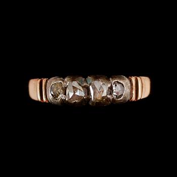 RINGAR, 2 st, 18 och 23 k guld, 1833 och 1902. Total vikt ca  6 gram.