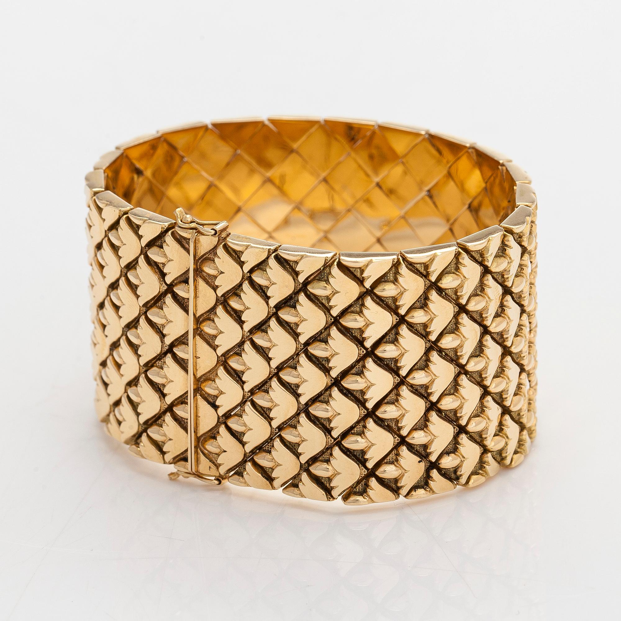 An 18K gold cuff bracelet, Italy.