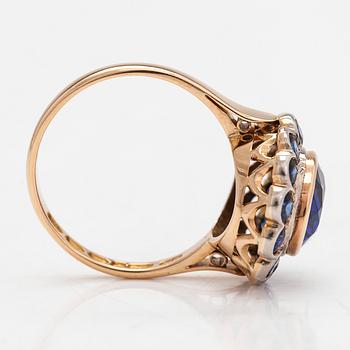 An 18K gold ring, sapphires and an oval synthetic sapphire. Westerback, Helsinki 1937.