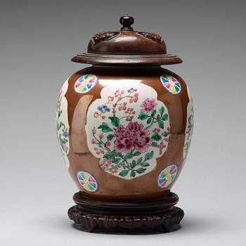 BOJAN, porslin. Qingdynastin, 1700-tal.