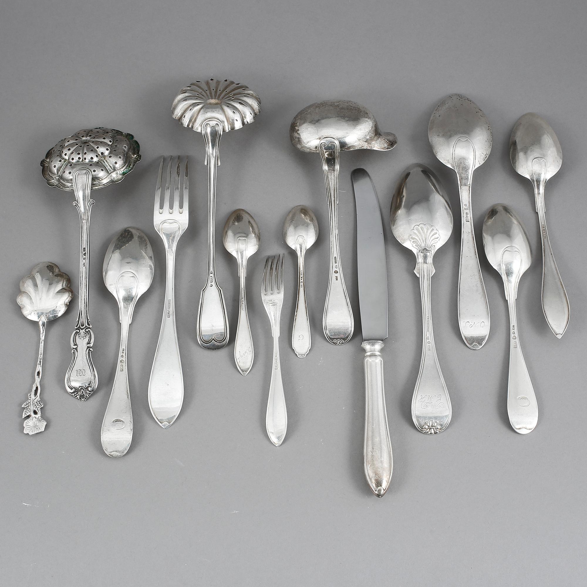 PARTI SILVERBESTICK, 23 delar, 1800-1900-tal. Silvervikt tot ca 711 gram.