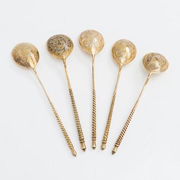 Teglashållare, silver och teskedar, 5 st, förgyllt silver, Moskva 1863-1886.