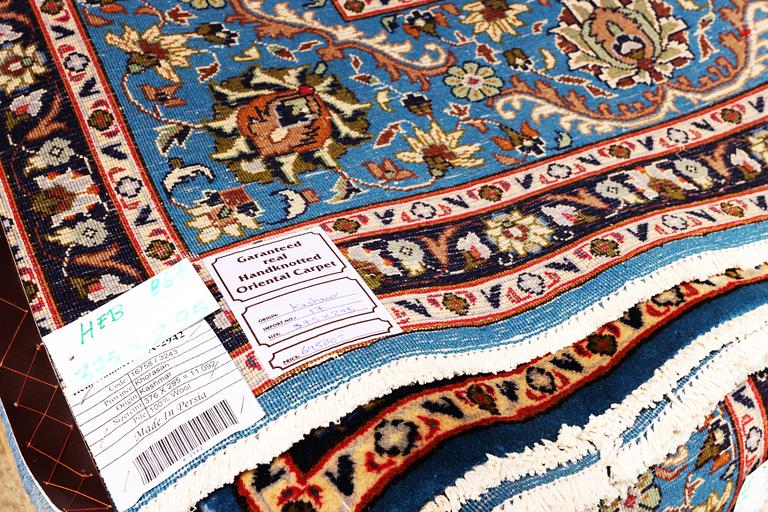 A Kashan carpet, a. 375 x 295 cm.