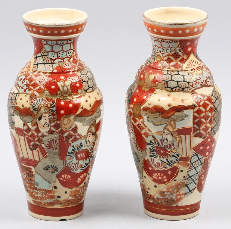 VASER, ett par, porslin, Satsuma, Japan.