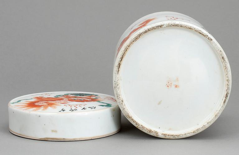 BURK med LOCK, porslin, Kina, 1900-tal.