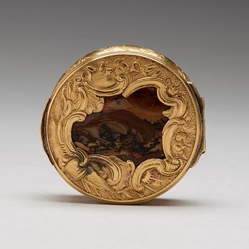 An 18th century gold and agate snuff-box, unmarked.