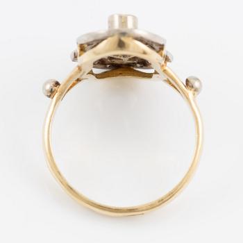 Ring, 18K gold with brilliant-cut diamonds.
