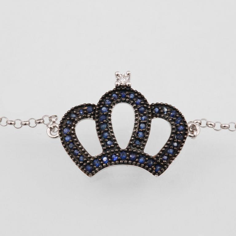 ARMBAND, 18K vitguld med briljantslipad diamant ca 0.02 ct samt fasettslipade safirer ca 0.19 ct. Vikt 1,8 gram.