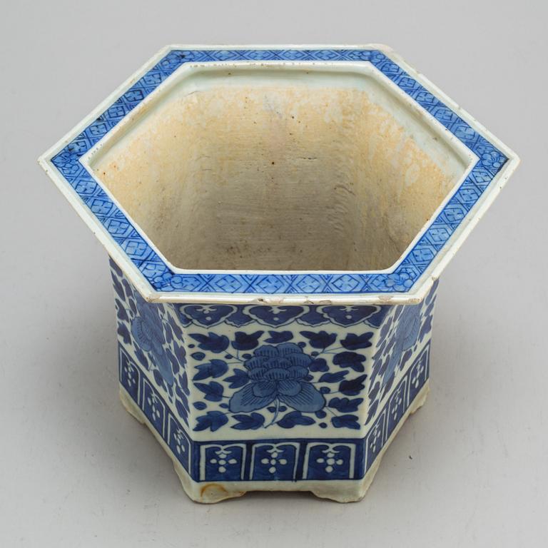 A blue and white flower pot, Qing dynasty, 19th century.