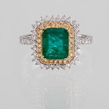RING, 18K guld och vitguld med briljantslipade diamanter ca 0.61 ct och smaragdslipad smaragd ca 2.11 ct. Vikt 4,6 gram.