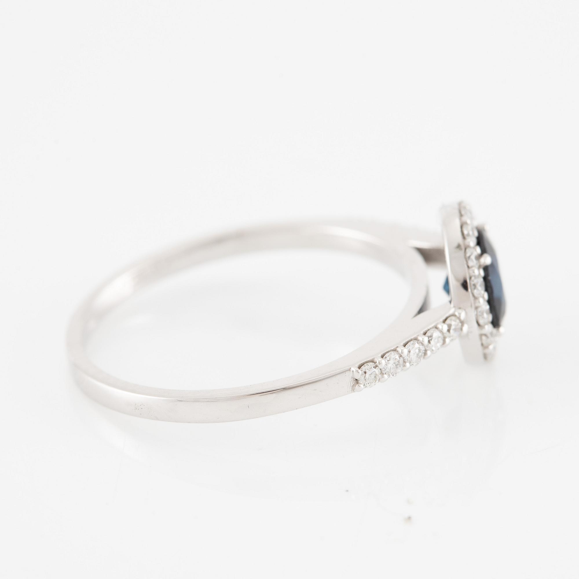 Ring in 14K white gold with a sapphire and brilliant-cut diamonds.