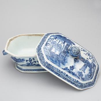 TERRIN MED LOCK, porslin, Kina, Qianlong 1736-1795.