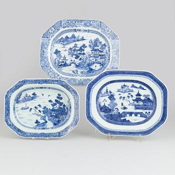 A set of three Chinese blue and white porcelain dishes, Qing dynasty, Qianlong (1736-1795) and Jiaqing (1796-1820).