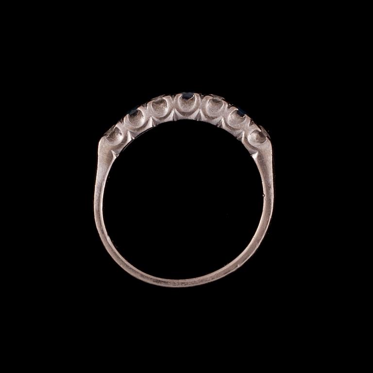 RINGAR, 2 st, 18K vitguld, diamanter och safirer. Vikt totalt ca 8,4 g.