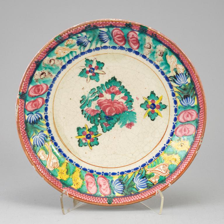 FAT, keramik, diameter ca 30 cm, Persien (Iran), 1800-talets andra hälft.