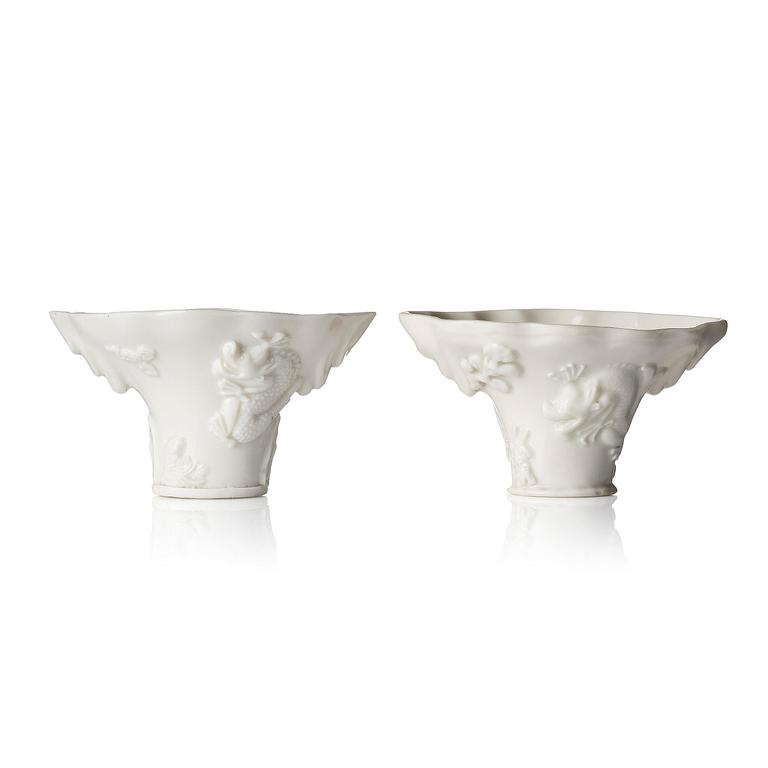 Vinofferbägare, två stycken, porslin. Qingdynastin, 1700-tal.