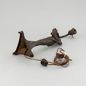 Alf Wallander, an Art Nouveau patinated bronze table lamp, AB Förenade konstgjuterierna, Stockholm 1898-1900.
