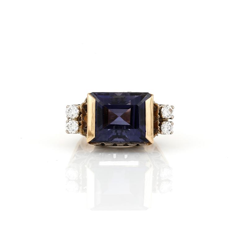 RING, 18K guld med iolit, ca 9,74 ct, samt briljanter, tot ca 0,40 ct, Atelier Ajour, Stockholm, 1977. Total vikt ca 9 g.