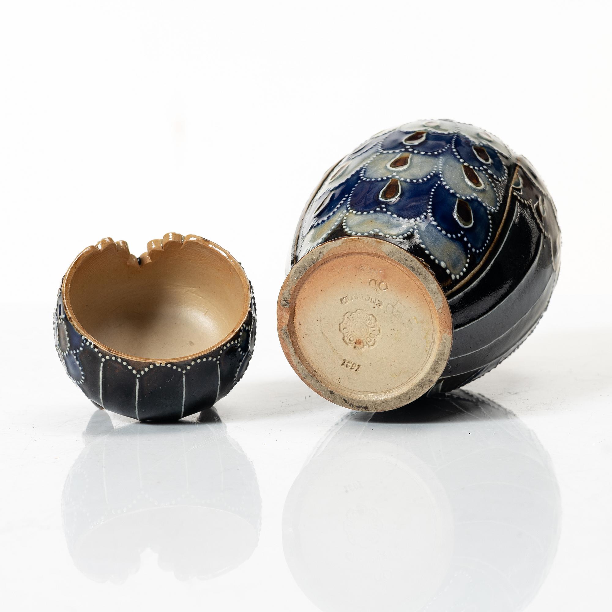 Mark Marshall, tillskriven, urna med lock, stengods, Doulton Lambeth, England, omkring 1900.