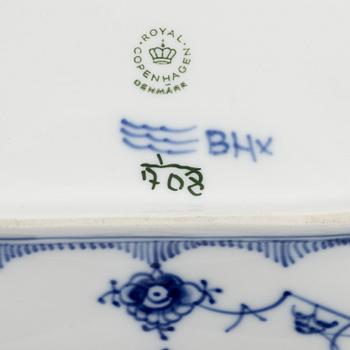 Servisdelar, 16 st, "Musselmalet", hel- och halvblonde, Royal Copenhagen, Danmark.