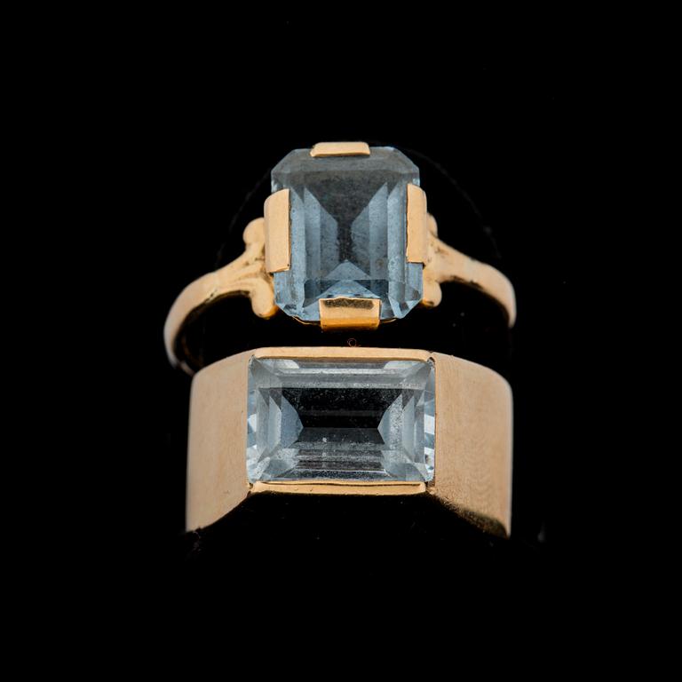 RINGAR, 2 st. 18k guld med ljusblå stenar. Vikt tot. ca 10 gram.