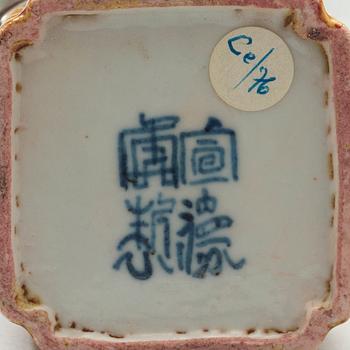 PENSELBAD, två stycken, porslin. Qingdynastin, 1800-tal.