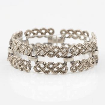 Armband vit metall.