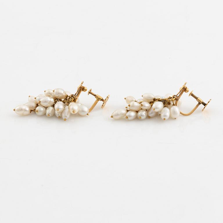 Gold and pearl earrings.