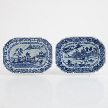 Smörterrinfat, två stycken, porslin, Kina, Qingdynastin, Qianlong (1736-95).