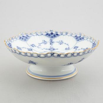 Fat, tre stycken, samt ett par vaser, porslin, "Musselmalet helblond", Royal Copenhagen, 1900-tal.