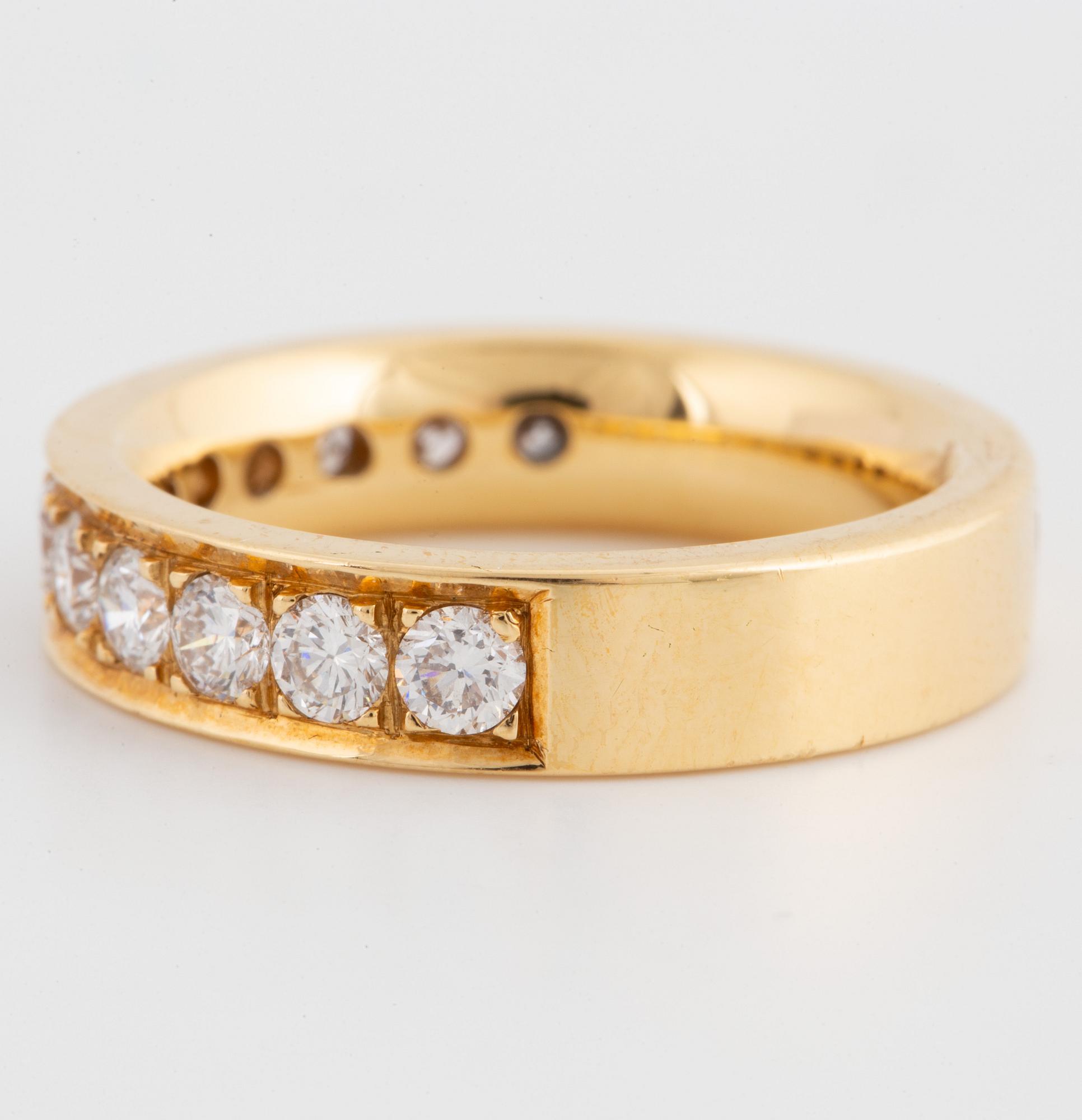 An half-eternity ca 1,20 ct brilliant-cut diamond ring.