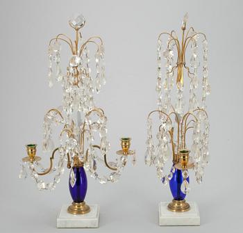 BORDSLYSTRAR, ett par, glas och mässing, gustaviansk stil, 1900-tal.
