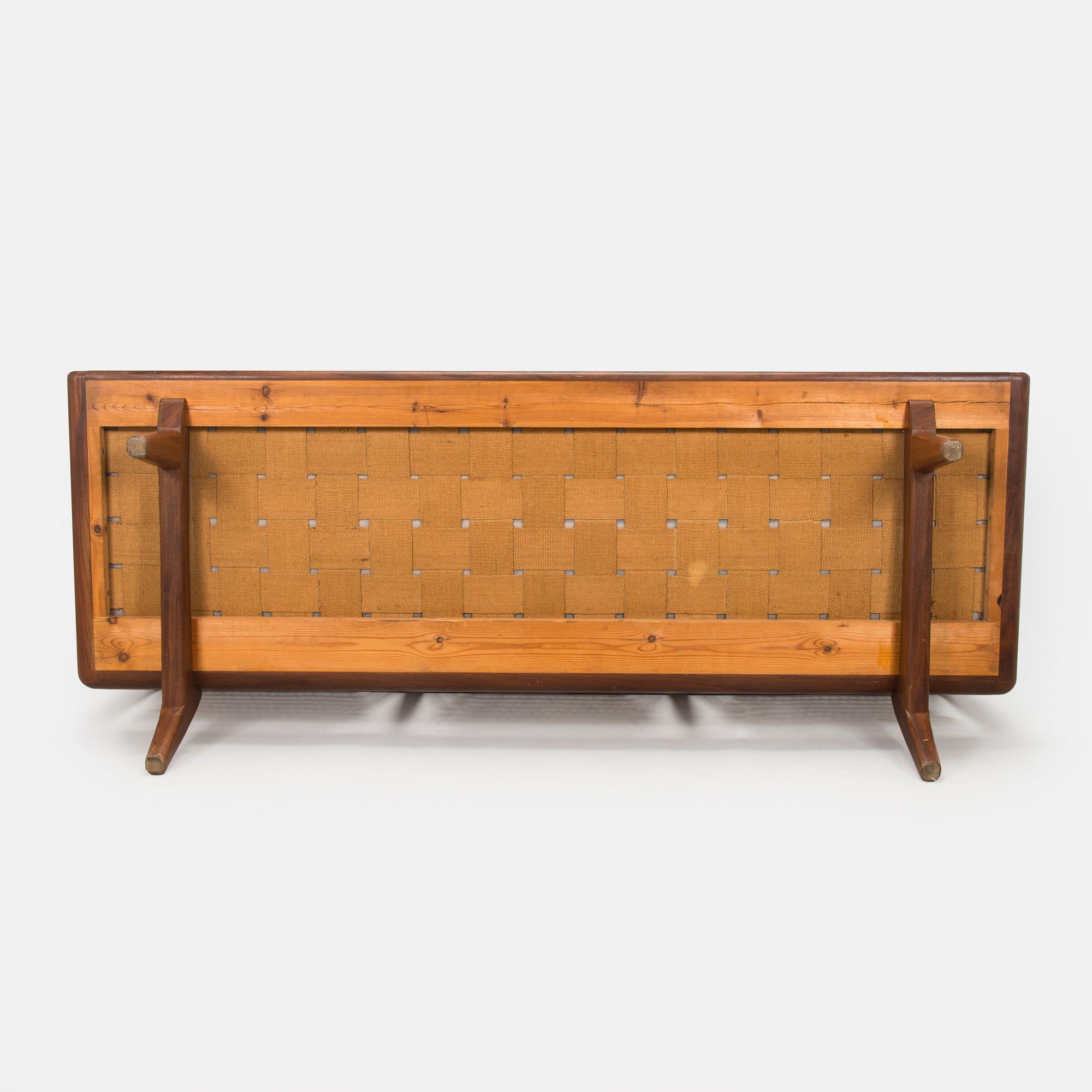 Carl Gustaf Hiort af Ornäs, sohva, "Studio", Puunveisto Oy - Träsnideri Ab 1900-luvun puoliväli.