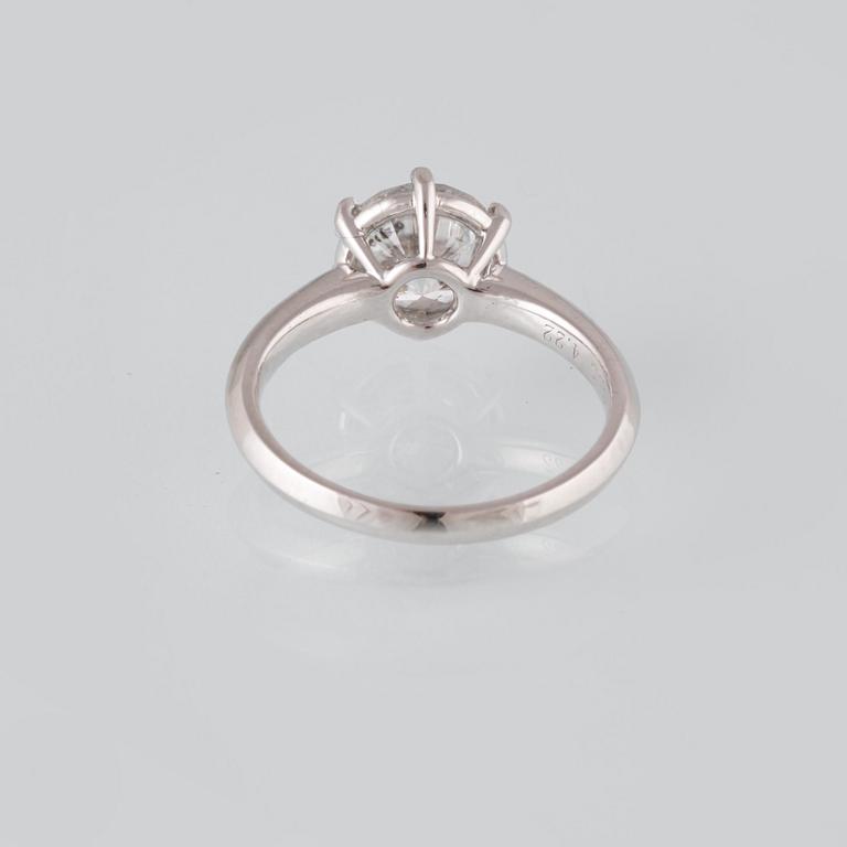 RING, 18K vitguld med briljantslipad diamant ca 2.01 ct. Vikt 3,5 gram.