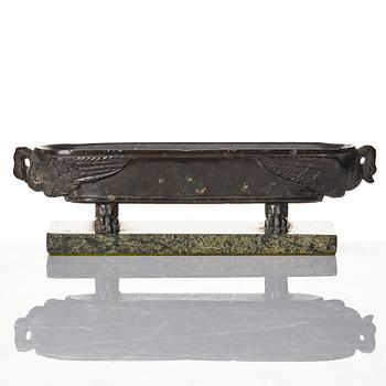 Skål, sarkofagform, 1800-talets senare del.