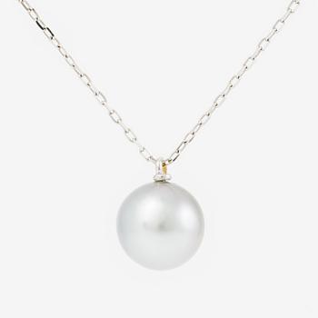 Necklace 18K white gold with cultured Tahitian pearl.