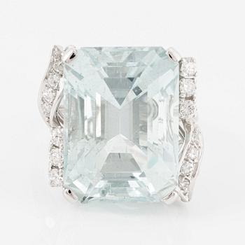 Ring in 18K gold set with a faceted aquamarine and round brilliant- and eight-cut diamonds.