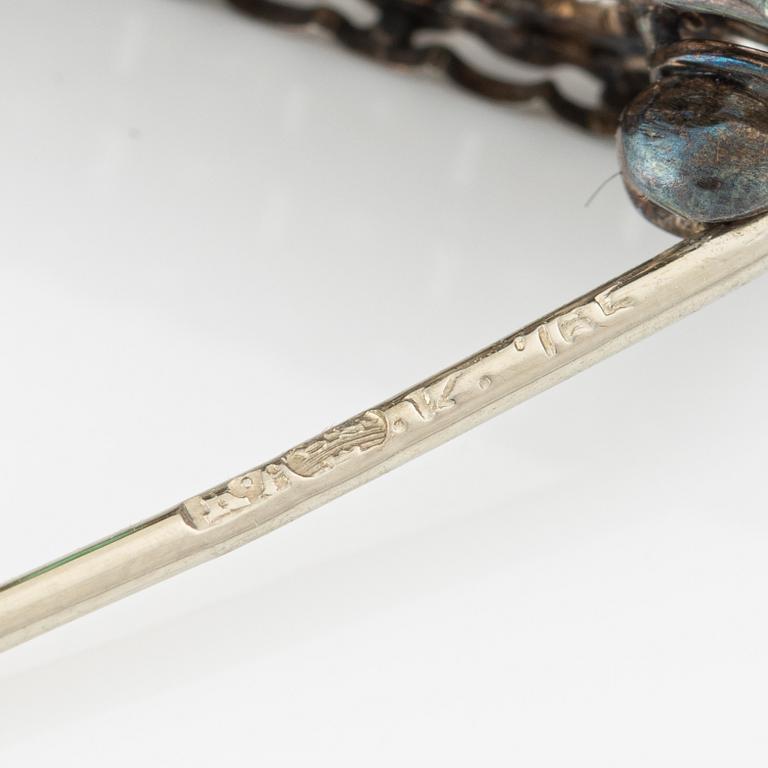 Brosch vitguld med smaragd och  diamanter.
