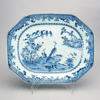 A Chinese Qianlong porcelain plate.