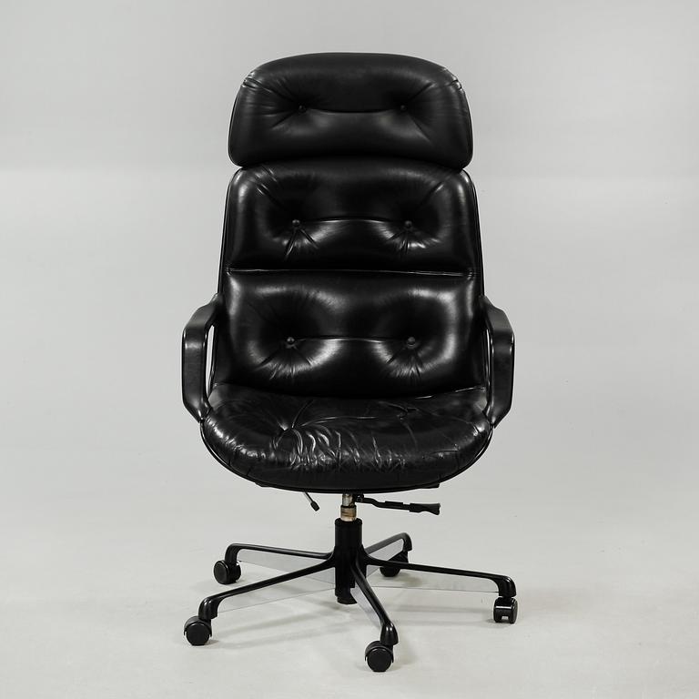 A 1980s office chair, labeled "Comforto".